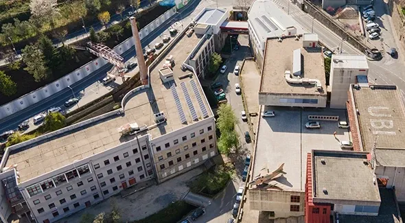 Vista aérea de edifícios da Universidade da Beira Interior, com as letras UBI pintadas num telhado.